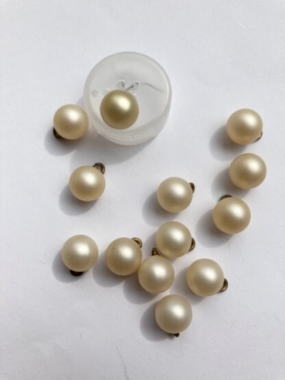 Pearl Cream plastic ball button