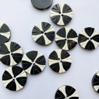 Black and off-White 2 hole horn button