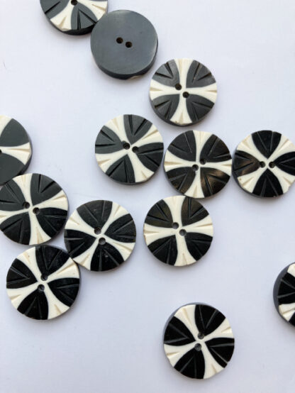 Black and off-White 2 hole horn button