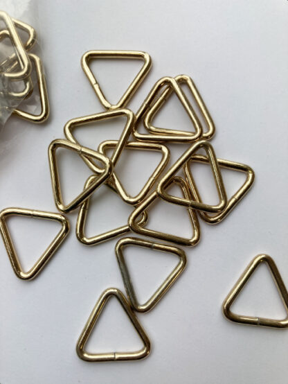 gold triangular d-ring