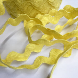 Sunny Yellow Cotton Rick Rack Braid. Width of braid = 10mm, width including wiggle = 17mm