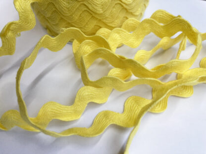 Sunny Yellow Cotton Rick Rack Braid. Width of braid = 10mm, width including wiggle = 17mm