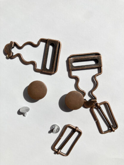 Antique Copper dungaree clips with matching slider buckles and rivet buttons (sold per pair) to fit 1" / 25mm straps