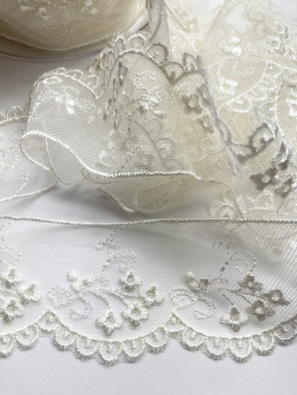 Ivory spriggy floral scalloped edge 40mm wide lace