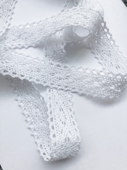 White ovals / zigzag crochet Lace