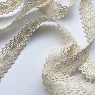 Cream ovals / zigzag crochet Lace