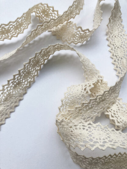 Cream ovals / zigzag crochet Lace