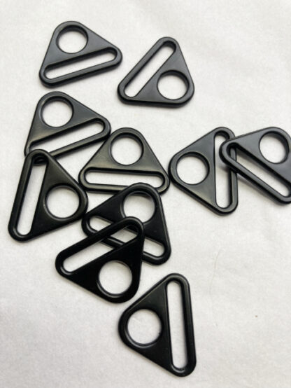 Black painted metal triangle ring to fit swivel clip and 23mm strap (use instead of D-ring)