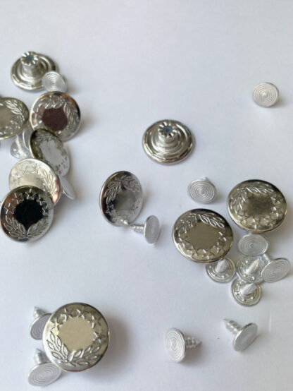 Silver laurel leaf design jeans button with rivet attachment